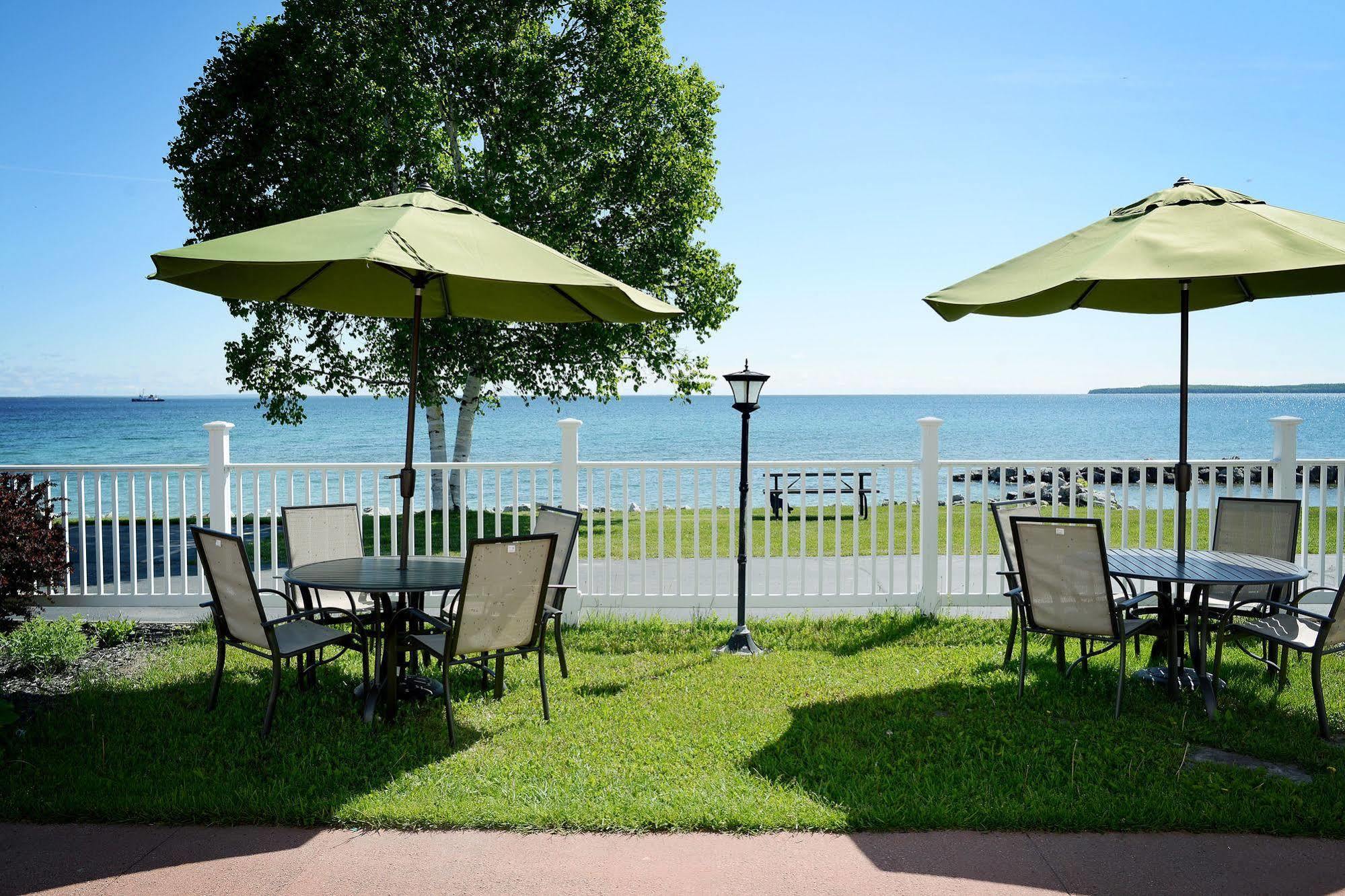 Baymont By Wyndham St. Ignace Lakefront Exteriér fotografie